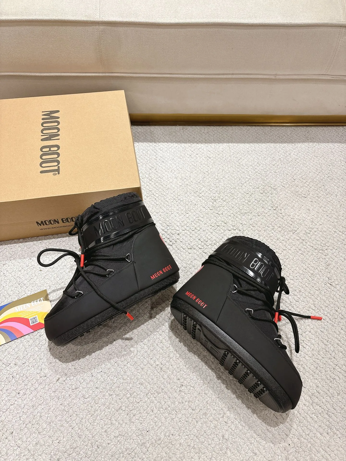 p660 short style, love style: ❤️ Moon Boot2025 vs autumn and winter hot snow boots series... [Ugly Moon Snow Boots] Forget UGG, fashionable people are wearing Moon Boot snow boots. If you find it difficult to accept the revival of UGG, then there is now a more alternative snow boot that is back, with an inner diameter of 4 cm. That is the Moon Boot. It has been very popular in the millennium. Back then, Paris Hilton and Victoria Beckham Celebrities often wear it, and now the Y2K trend is popular again. The same style is worn by young people in QQ shows, and the ugly snow boots that are shown in thousands of people have become popular again, regardless of men and women. They look slim but warm and easy to wear... ❶Fabric: Original custom/cowhide/woven wool/high mercerized waterproof cloth ❷Inner: original 100% silk cotton liner ❸foot: original 100% silk cotton liner ❹ Outsole: Original molded two-color non-slip outsole ❺ Sole thickness: 4cm (including **) ❻ Code number: 35/38; 39/41; ❼ Packaging: Original full set of packaging ☀ Color: Official website updated simultaneously